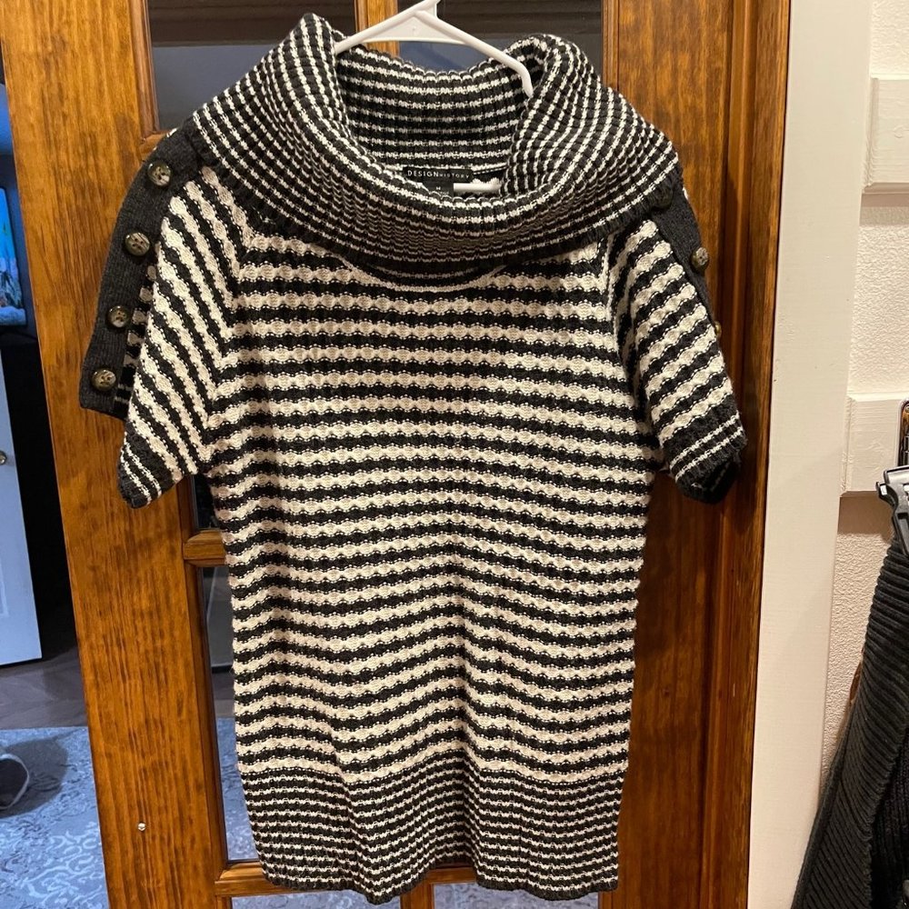 Gray and tan Design History sweater, Size M